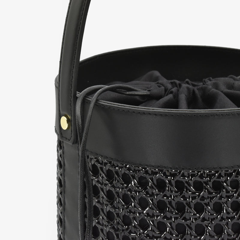 Big pape bucket in raffia straw - black