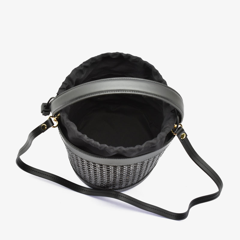 Big pape bucket in raffia straw - black